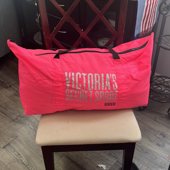 Victoria’s Secret gym duffel bag - Picture 4 of 4